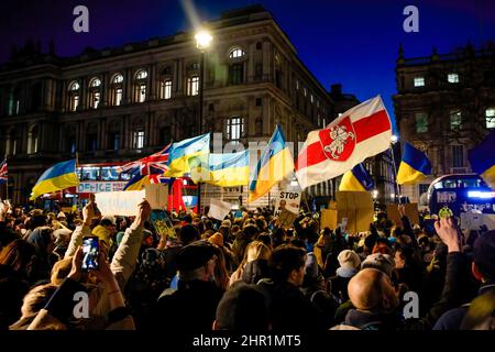 Londres, Royaume-Uni. 24th févr. 2022. Le manifestant se réunit en face de Downing Street pendant la démonstration. Des milliers d’Ukrainiens et leurs partisans se sont rassemblés devant Downing Street pour appeler le gouvernement britannique à imposer des sanctions plus strictes à la Russie. La Russie a commencé l'invasion en Ukraine ce matin avec des bombardements des grandes villes à 5am ans. Crédit : SOPA Images Limited/Alamy Live News Banque D'Images