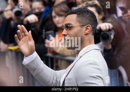 Milan, Italie. 24th févr. 2022. Lucien Laviscount arrive au salon de mode Emporio Armani lors de la semaine de mode de Milan automne/hiver 2022/2023 le 24 février 2022 à Milan, Italie. Photo: Cinzia Camela. Crédit : Agence photo indépendante/Alamy Live News Banque D'Images