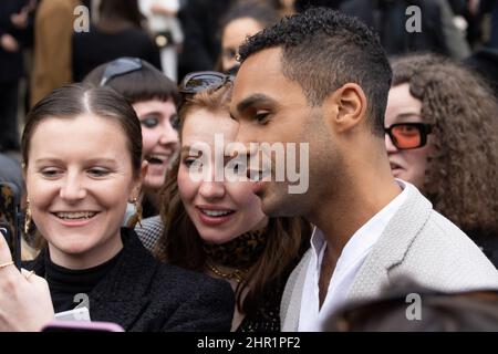 Milan, Italie. 24th févr. 2022. Lucien Laviscount arrive au salon de mode Emporio Armani lors de la semaine de mode de Milan automne/hiver 2022/2023 le 24 février 2022 à Milan, Italie. Photo: Cinzia Camela. Crédit : Agence photo indépendante/Alamy Live News Banque D'Images