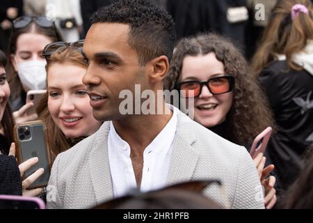 Lucien Laviscount arrive au salon de mode Emporio Armani lors de la semaine de mode de Milan automne/hiver 2022/2023 le 24 février 2022 à Mila Banque D'Images