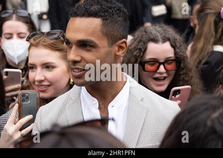 Milan, Italie. 24th févr. 2022. Lucien Laviscount arrive au salon de mode Emporio Armani lors de la semaine de mode de Milan automne/hiver 2022/2023 le 24 février 2022 à Milan, Italie. Photo: Cinzia Camela. Crédit : Agence photo indépendante/Alamy Live News Banque D'Images