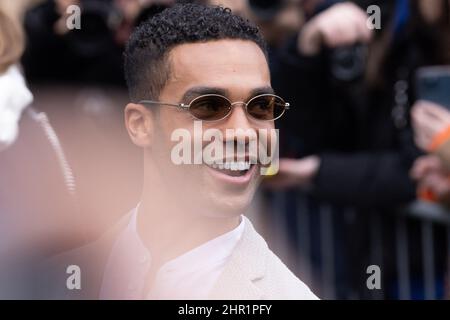 Lucien Laviscount arrive au salon de mode Emporio Armani lors de la semaine de mode de Milan automne/hiver 2022/2023 le 24 février 2022 à Mila Banque D'Images