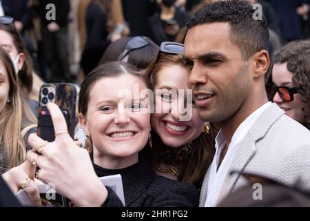 Lucien Laviscount arrive au salon de mode Emporio Armani lors de la semaine de mode de Milan automne/hiver 2022/2023 le 24 février 2022 à Mila Banque D'Images