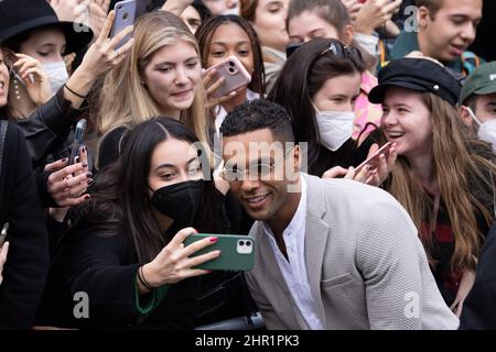 Milan, Italie. 24th févr. 2022. Lucien Laviscount arrive au salon de mode Emporio Armani lors de la semaine de mode de Milan automne/hiver 2022/2023 le 24 février 2022 à Milan, Italie. Photo: Cinzia Camela. Crédit : Agence photo indépendante/Alamy Live News Banque D'Images