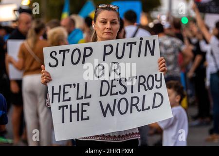 Hallandale, Floride, États-Unis. Février 24th 2022. Miami : manifestation de guerre en Ukraine. Protestation contre l'invasion russe de l'Ukraine. Certains Ukrainiens à Miami, Sunny Isles Beach, Boca Raton, South Beach protestent contre l'invasion de l'armée russe en Ukraine. Ukraine signes et messages de protestation de la guerre. Credit: Yaroslav Sabitov/YES Market Media/Alay Live News Banque D'Images