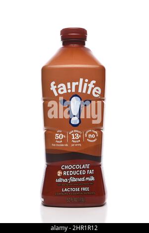 IRVINE, CALIFORNIE - 24 FÉVRIER 2022 : une bouteille de lait Fairlife, moins de gras au chocolat, sans lactose. Banque D'Images