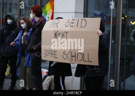 Berlin, Allemagne. 22nd févr. 2022. (2/22/2022) des manifestants contre la haine et les discours de haine dans la rue Schloßstrasse à Berlin-Steglitz. (Photo de Simone Kuhlmey/Pacific Press/Sipa USA) crédit: SIPA USA/Alay Live News Banque D'Images