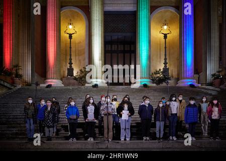 Palerme, Sicile, Italie. 24th févr. 2022. Des manifestants se déempatent sur la Piazza Verdi et le théâtre Massimo à Palerme pour protester contre l'invasion de l'Ukraine par la Russie. Chœur d'enfants du Théâtre Massimo. Crédit : Victoria Herranz/ZUMA Wire/ZUMAPRESS.com/Alamy Live News Banque D'Images