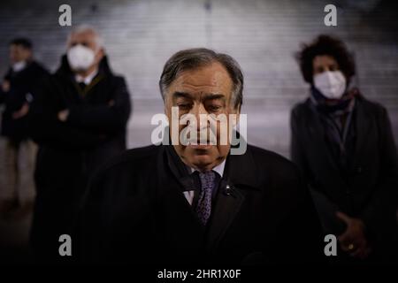 Palerme, Sicile, Italie. 24th févr. 2022. Des manifestants se déempatent sur la Piazza Verdi et le théâtre Massimo à Palerme pour protester contre l'invasion de l'Ukraine par la Russie. Chœur d'enfants du Théâtre Massimo chantant pour la paix pendant la manifestation. Intervention du maire LEOLUCA ORLANDO condamnant l'attaque de Poutine contre l'Ukraine. Crédit : Victoria Herranz/ZUMA Wire/ZUMAPRESS.com/Alamy Live News Banque D'Images