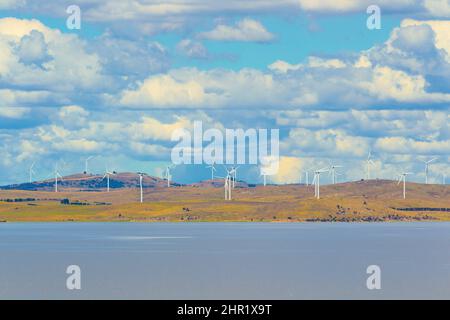 Lac George en Nouvelle-Galles du Sud, Australie, vu du point de vue de Weerewa avec les éoliennes de la ferme éolienne Capital vu au loin. Banque D'Images