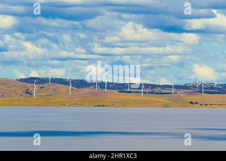 Lac George en Nouvelle-Galles du Sud, Australie, vu du point de vue de Weerewa avec les éoliennes de la ferme éolienne Capital vu au loin. Banque D'Images