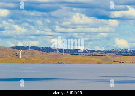 Lac George en Nouvelle-Galles du Sud, Australie, vu du point de vue de Weerewa avec les éoliennes de la ferme éolienne Capital vu au loin. Banque D'Images