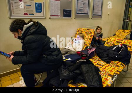 Przemysl, Pologne. 24th févr. 2022. Les réfugiés d'Ukraine passent leur première nuit en Pologne à la gare de Przemysl.les premiers réfugiés ukrainiens qui sont arrivés à Przemy?l et n'ont nulle part où aller sont restés la nuit dans la salle de la gare préparée par les autorités locales. Le train de Kiev et Lviv avec les premiers réfugiés est arrivé à la gare de Przemy?l, dans le sud de la Pologne, près du poste frontalier de Medyka. Crédit : SOPA Images Limited/Alamy Live News Banque D'Images