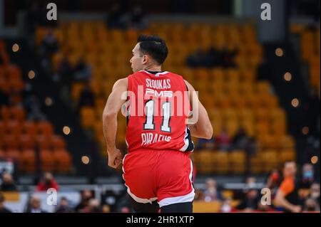 ATHÈNES, GRÈCE - FÉVRIER 24: Kostas Sloukas, #11 de l'Olympiacos Pirée pendant la saison régulière de l'Euroligue Turkish Airlines Round 27 match entre Olympiacos Pirée et AX Armani Exchange Milan au stade de la paix et de l'amitié le 24 février 2022 à Athènes, Grèce. Crédit: Stefanos Kyriazis/Alay Live News Banque D'Images