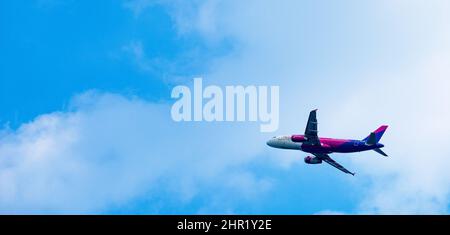 Wizz Air Airbus A320-232 avec enregistrement HA-LPM dans le ciel bleu. Banque D'Images