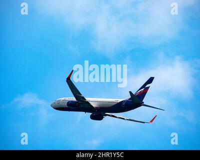 Larnaka, Chypre. 16th févr. 2022. Aeroflot Boeing 737-8LJ(WL) avec immatriculation VP-BNC dans le ciel bleu. (Photo par Igor Golovniov/SOPA Images/Sipa USA) crédit: SIPA USA/Alay Live News Banque D'Images