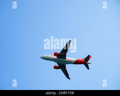 Larnaka, Chypre. 16th févr. 2022. EasyJet Europe Airbus A319-111 avec enregistrement d'un avion OE-LKD dans le ciel bleu. (Photo par Igor Golovniov/SOPA Images/Sipa USA) crédit: SIPA USA/Alay Live News Banque D'Images