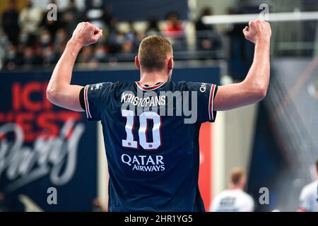 Dainis Kristopans (de l'arrière) du PSG réagit lors du match de handball de la EHF Champions League, phase de groupe entre Paris Saint-Germain Handball et SG Flensburg-Handewitt le 24 février 2022 au stade Pierre de Coubertin à Paris, en France. Banque D'Images