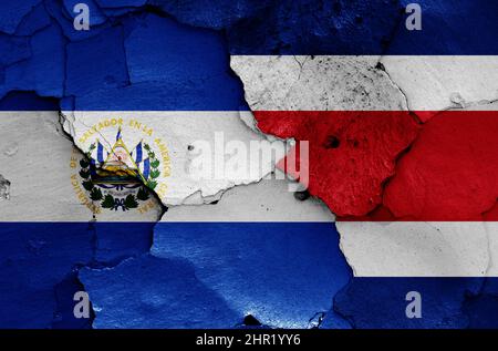 Drapeaux du Salvador et du Costa Rica peints sur un mur fissuré Banque D'Images