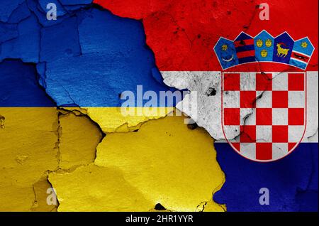 Drapeaux de l'Ukraine et de la Croatie peints sur le mur fissuré Banque D'Images