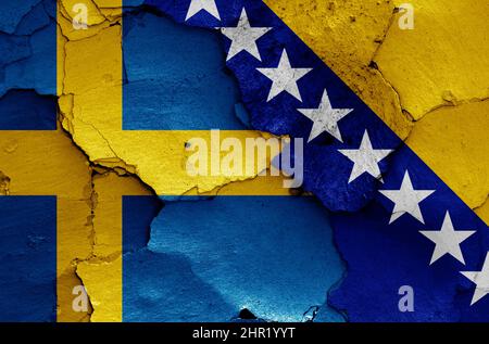 Drapeaux de la Suède et de la Bosnie-Herzégovine peints sur un mur fissuré Banque D'Images