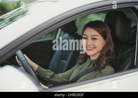 Les gens apprécient le transport riant et la femme heureuse détendue sur la route voyage concept de vacances Banque D'Images