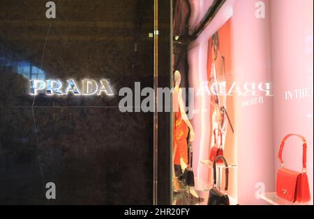 Hong Kong - février 26 2022 : le produit phare de Prada à tsim sha tsui. Le commerce de détail est faible à hong kong après l'inflexion de la vague de 5th Banque D'Images