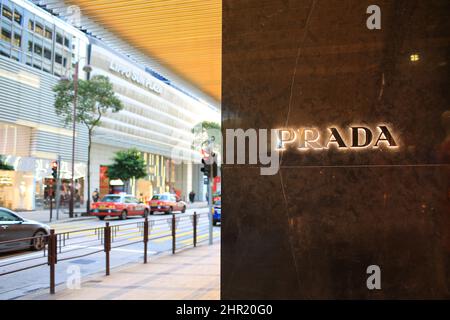 Hong Kong - février 26 2022 : le produit phare de Prada à tsim sha tsui. Le commerce de détail est faible à hong kong après l'inflexion de la vague de 5th Banque D'Images