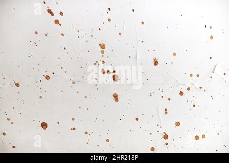 La texture du plafond avec des éclaboussures de peinture brune. Vue avant. Banque D'Images