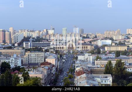 Vue sur la gare de Kiev-Pasazhyrskyi à Kiev, Ukraine. Banque D'Images