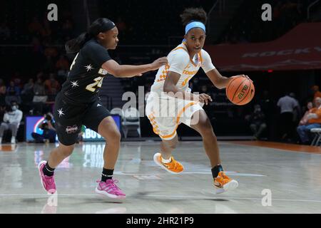 24 février 2022 : Kaiya Wynn #5 de la Tennessee Lady Vols conduit au panier tandis qu'Ashley Jones #24 des Mississippi State Bulldogs défend pendant le match de basket-ball NCAA entre l'Université du Tennessee Lady Volunteers et les Mississippi State Buldogs à la Thompson Boling Arena à Knoxville TN Tim Gangloff/CSM Banque D'Images