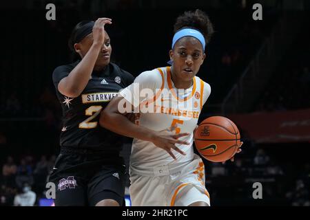 24 février 2022 : Kaiya Wynn #5 de la Tennessee Lady Vols conduit au panier tandis qu'Ashley Jones #24 des Mississippi State Bulldogs défend pendant le match de basket-ball NCAA entre l'Université du Tennessee Lady Volunteers et les Mississippi State Buldogs à la Thompson Boling Arena à Knoxville TN Tim Gangloff/CSM Banque D'Images