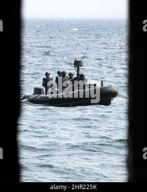 Dakar, Sénégal. 22nd févr. 2022. Des policiers d'une unité spéciale ont effectué la visite du président allemand Steinmeier sur l'île de Gorée. Le Président Steinmeier effectue une visite de trois jours en République centrafricaine de l'Ouest du Sénégal. Credit: Bernd von Jutrczenka/dpa/Alamy Live News Banque D'Images