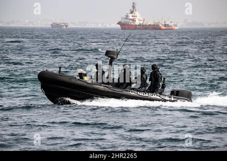 Dakar, Sénégal. 22nd févr. 2022. Des policiers d'une unité spéciale ont effectué la visite du président allemand Steinmeier sur l'île de Gorée. Le Président Steinmeier effectue une visite de trois jours en République centrafricaine de l'Ouest du Sénégal. Credit: Bernd von Jutrczenka/dpa/Alamy Live News Banque D'Images