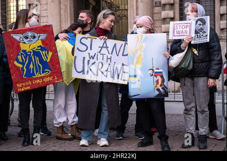 Milan, Italie. 24th févr. 2022. Des manifestants tiennent des pancartes pendant la manifestation.une manifestation anti-guerre contre la guerre en Ukraine a eu lieu à Milan, sur la Piazza della Scala. Des membres de la communauté ukrainienne, des étudiants, des étrangers et de nombreuses associations, comme Emergency, ont assisté à la manifestation. Crédit : SOPA Images Limited/Alamy Live News Banque D'Images