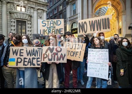 Milan, Italie. 24th févr. 2022. Des manifestants tiennent des pancartes pendant la manifestation.une manifestation anti-guerre contre la guerre en Ukraine a eu lieu à Milan, sur la Piazza della Scala. Des membres de la communauté ukrainienne, des étudiants, des étrangers et de nombreuses associations, comme Emergency, ont assisté à la manifestation. Crédit : SOPA Images Limited/Alamy Live News Banque D'Images