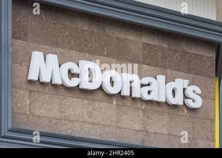 Side, Turquie - 02 février 2022 : gros plan du restaurant McDonald's en Turquie. McDonald's est une chaîne américaine de restauration rapide et de hamburgers. Banque D'Images