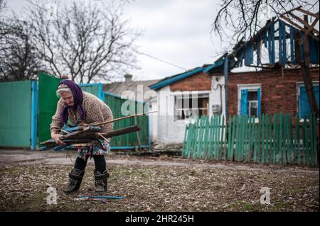 Une femme de 45 ans a été tuée alors que les forces ukrainiennes bombardient le village de Zaitsevo de roquettes BM-21 Grad. Donbas, Ukraine, 24 février 2022. Photo de Svetlana Kisileva/ABACAPRESS.COM Banque D'Images