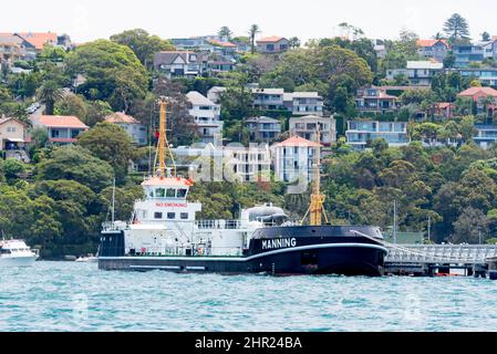 À un point de ravitaillement en carburant à Georges Head, dans le port de Sydney, en Australie, un navire de soute ravitaillera avant de transporter du carburant en vrac vers des navires de plus grande taille Banque D'Images