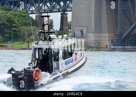 Navire de sauvetage maritime de Nouvelle-Galles du Sud Paul Robinson, panneau d'appel « Port Jackson 20 » patronnant dans le port de Sydney, Nouvelle-Galles du Sud, Australie Banque D'Images