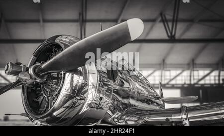 l'avion historique est utilisé dans un hangar Banque D'Images