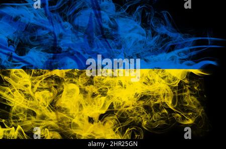 Le drapeau de l'Ukraine dans la fumée agitant sur fond noir. Concept de conflit de l'Ukraine contre la Russie. Crise des tensions commerciales internationales et Banque D'Images