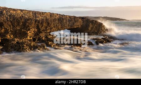 Une longue exposition d'une vague le long de la côte près de Beachport en Australie méridionale le 18th 2022 février Banque D'Images