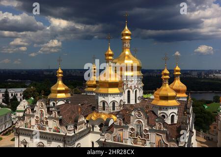 Ukraine, ville de Kiev, vue depuis le clocher jusqu'à la cathédrale Uspensky et le complexe monastère du monastère de la grotte de Kiev, Saint Mary's Ascension mon Banque D'Images