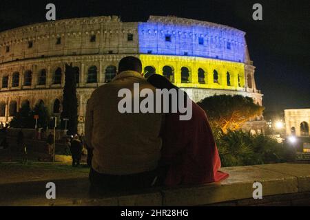 Rome, Italie. 24th févr. 2022. Le Colisée est illuminé par les couleurs du drapeau ukrainien, en solidarité avec le peuple ukrainien (Credit image: © Matteo Nardone/Pacific Press via ZUMA Press Wire) Banque D'Images
