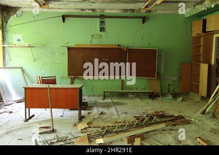 Ukraine, dans la zone restreinte et inhabitable de 30 kilomètres autour de la centrale de Tchernobyl et du camp de travail de Pripyat, salle d'école Banque D'Images