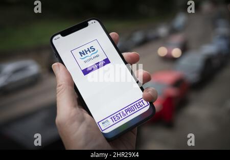 Photo du fichier datée du 11/10/21 d'un smartphone affichant l'application NHS Scotland Covid status. Le service de surveillance des données du Royaume-Uni a réprimandé le gouvernement écossais et le NHS National Services Scotland pour leur incapacité à informer les gens de l'utilisation de leurs informations personnelles par l'application NHS Scotland Covid Status. Date de publication : vendredi 25 février 2021. Banque D'Images