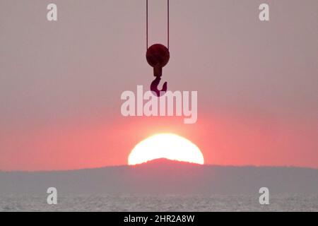 YANTAI, CHINE - 8 FÉVRIER 2022 - lever du soleil sur la mer à Yantai, province de Shandong en Chine orientale, 8 février 2022. Banque D'Images