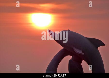 YANTAI, CHINE - 8 FÉVRIER 2022 - lever du soleil sur la mer à Yantai, province de Shandong en Chine orientale, 8 février 2022. Banque D'Images