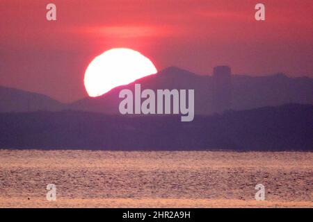 YANTAI, CHINE - 8 FÉVRIER 2022 - lever du soleil sur la mer à Yantai, province de Shandong en Chine orientale, 8 février 2022. Banque D'Images